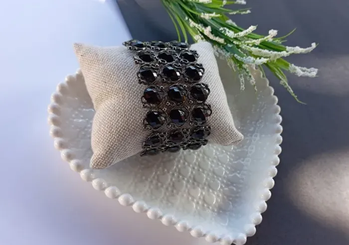 Bracelete com Pedras Pretas