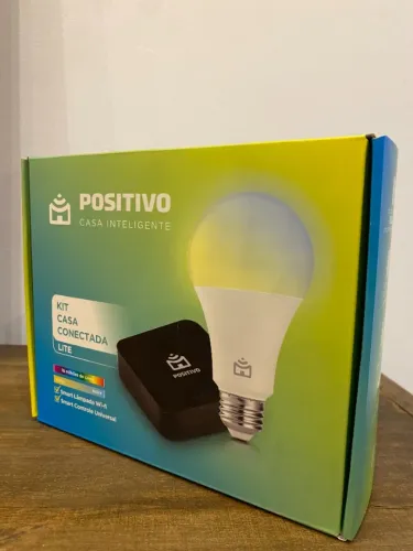 Kit Casa Inteligente Positivo Lite (Lâmpada Smart + Controle Universal) - NOVO / LACRADO