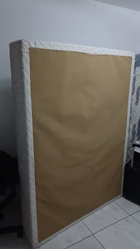 Cama - Base + Colchão. Acompanha os pés da base.
