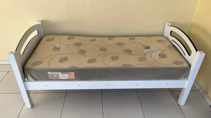 Vende-se cama de solteiro
