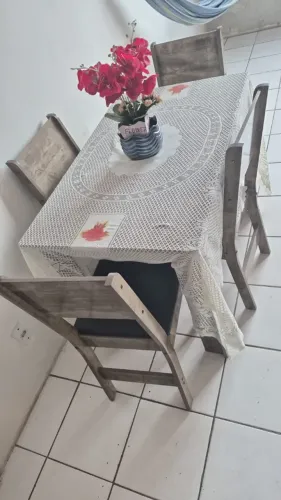 Conjunto mesa de jantar com 4 cadeiras