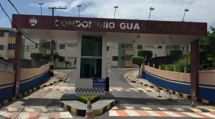 Apartamento condomínio fechado, 2 quartos, térreo, condomínio e água incluído.