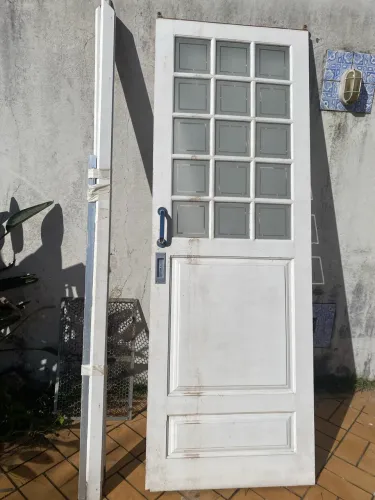 Porta de correr de madeira e vidro jateado
