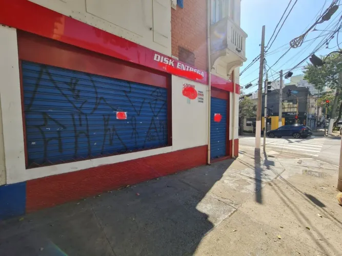 Loja para locação na Aclimação com 80m², copa, 2 banheiros, escritório e área de serviço.