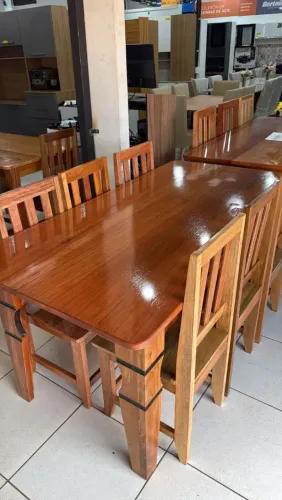 Mesa de madeira com 6 cadeiras R$2.100,00
