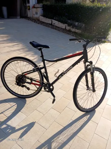 Bicicleta preta e vermelha aro 24 B'twin