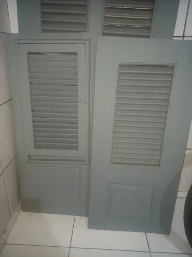Venda-se duas folhas de janela poldarco semi novas.