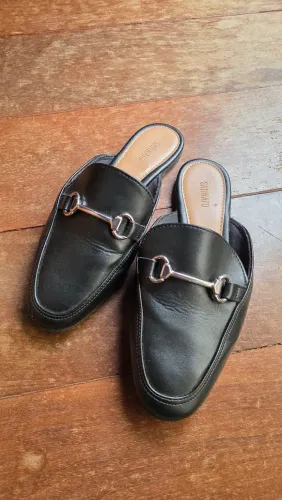 mule preto com detalhe prateado