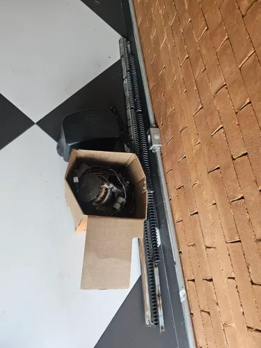 Vendo 2 motores completos para Portão Eletrônico.