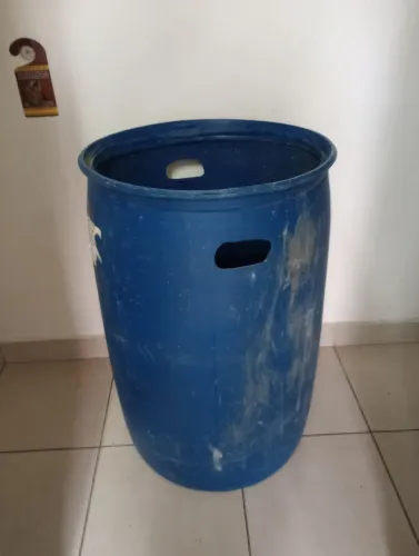 Tambor de plástico de 200 litros aberto 