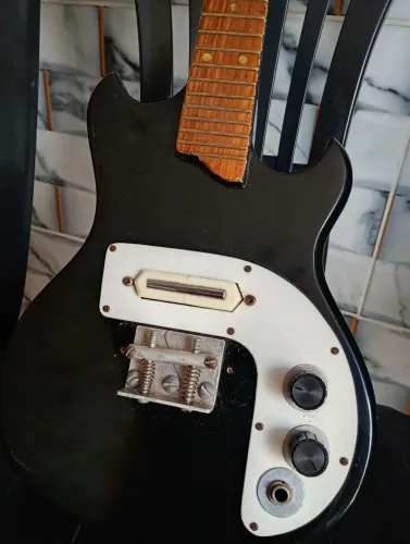 Mini contrabaixo elétrico