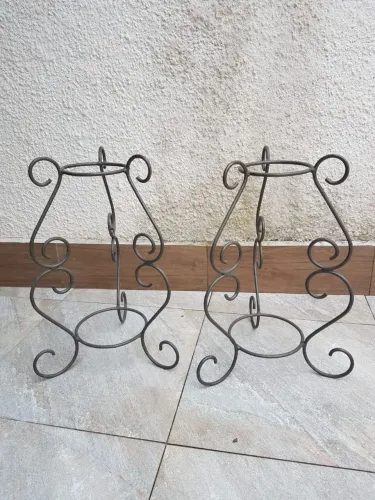 Lindos suportes de ferro para plantas, cada.