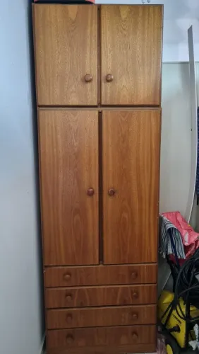 Quarta roupa 2 portas com 4 gavetas. Ótimo estado