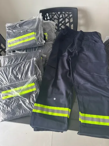 16U - Calça brim com faixa reflexiva 100% algodão G- nunca usadas