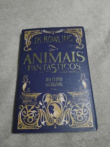 Livro capa dura "Animais Fantásticos e Onde Habitam: o roteir original" em ótimo estado