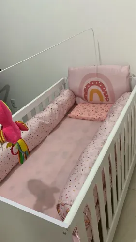 Berço infantil vira mini cama