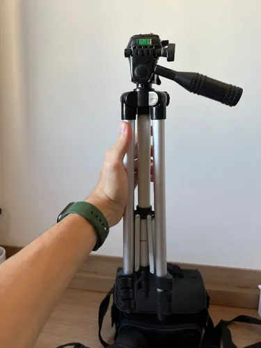 Tripé Vivitar com regulagem de altura e nível integrado