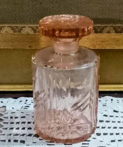 Antigo Perfumeiro 14 cm .Vidro Rosé. Possui lascado na borda, tampado fica imperceptível