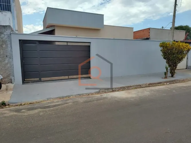 Casa Padrão à Venda no Residencial Santa Luzia em Araraquara