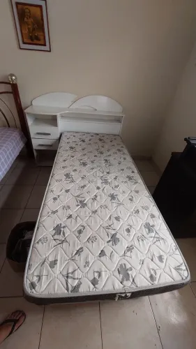 Cama de solteiro com cabeceira