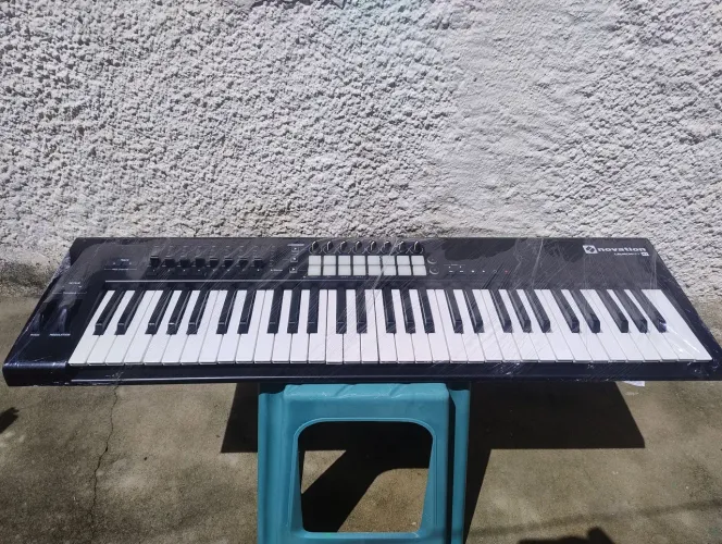 Teclado controlador Novation launchkey Mk2 (Teclado musical de 61 teclas)