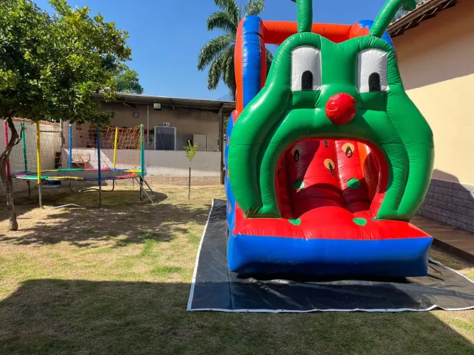 Mini centopeia inflável