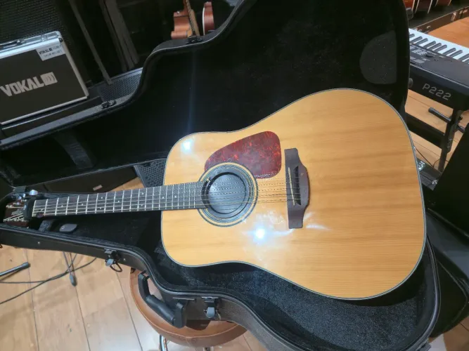 Vendo violao takamine gd15 com case sem detalhes, regulado.