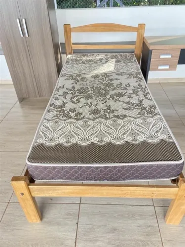 Cama de Solteiro em Madeira + Colchão (Lote de Leilão/Desapego)