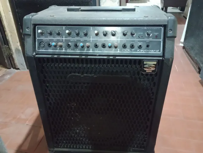 CUBO PROFISSIONAL COM ALTO-FALANTE DE 15 POLEGADAS E COM TI BEM CONSERVADO 