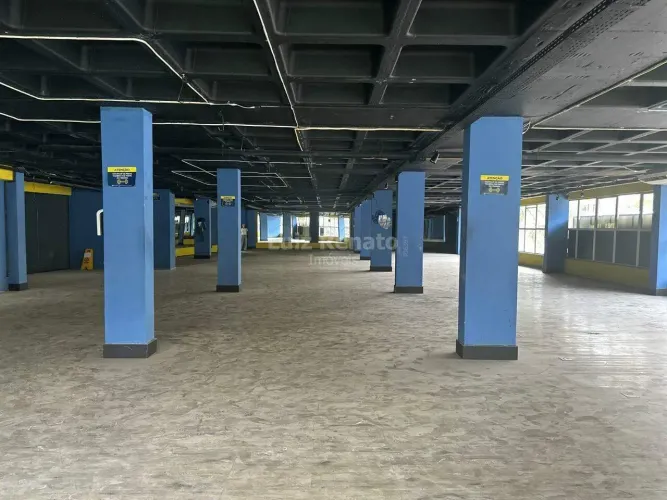 Loja comercial para locação, 24 vagas 1.400m² de área, 7 banheiros no Estoril