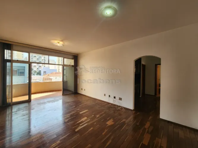 Centro - Apartamento com 03 dormitórios sendo 01 suíte com sacada