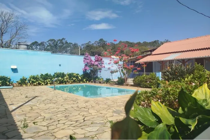Casa, piscina, área gourmet, árvores, e pássaros cantando.