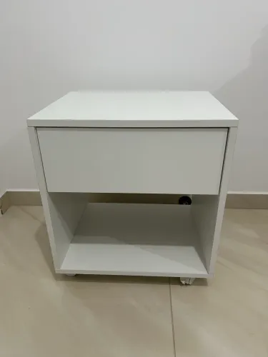 Mesa de cabeceira branca 
