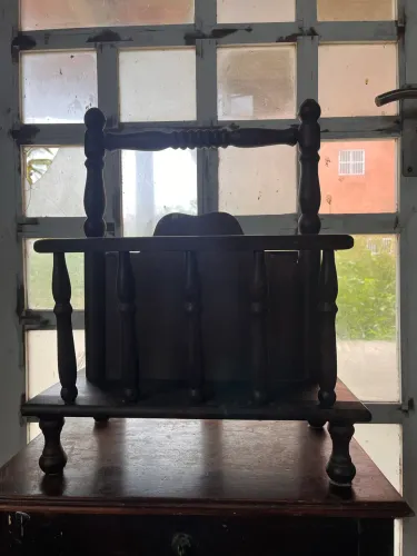 Mesa cabeceira mais revisteiro