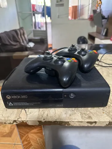 Xbox 360 (COM DEFEITO) para concertar ou retirar peças dois controles inclusos 