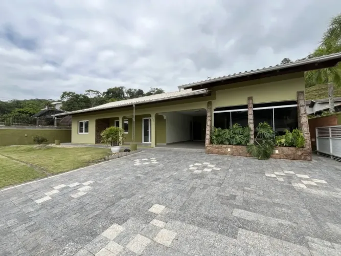 Excelente Casa no Bairro Belchior em Gaspar, frente para Rua principal .