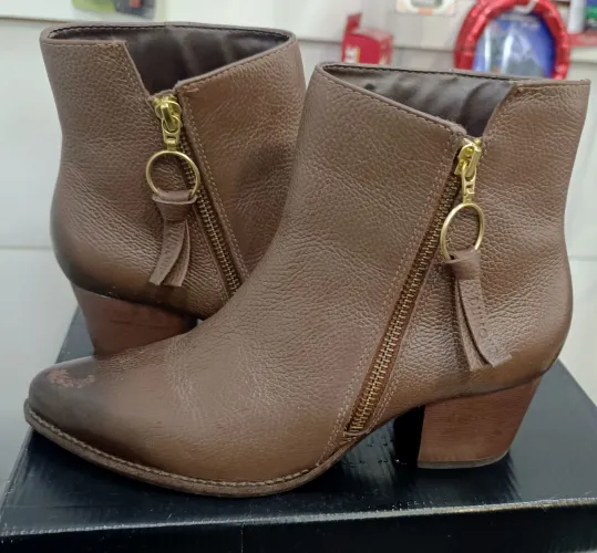 Bota da marca Dumond tamanho 35 usada uma vez