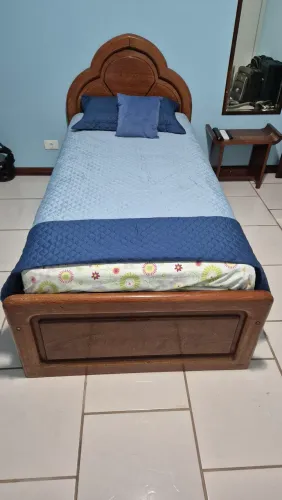 Cama em madeira de lei solteiro