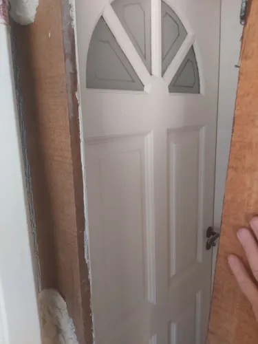 Porta maciça entalhada com vidro