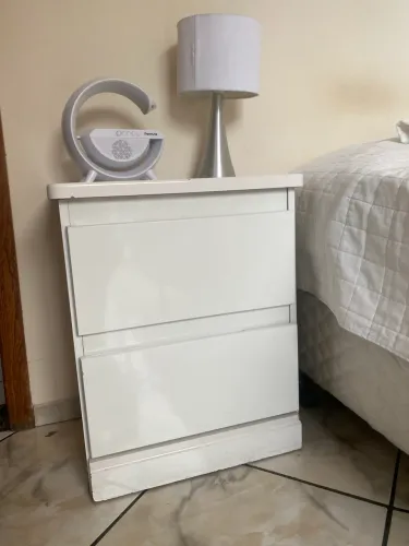 Mesa de cabeceira com 2 gavetas