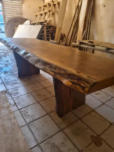 Mesa rústica escultural com borda natural 