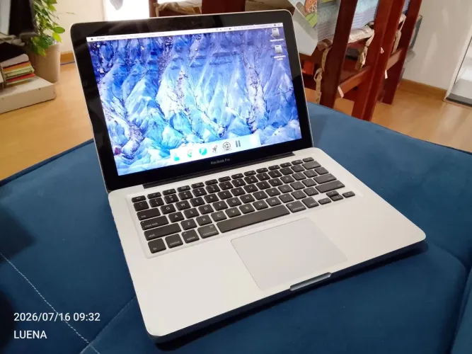 Macbook Pro A1278 de 2010, com marcas de uso na carcaça.