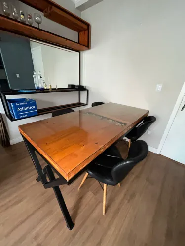 Mesa de madeira estilo industrial 4 lugares (espaço para rolhas de vinho)