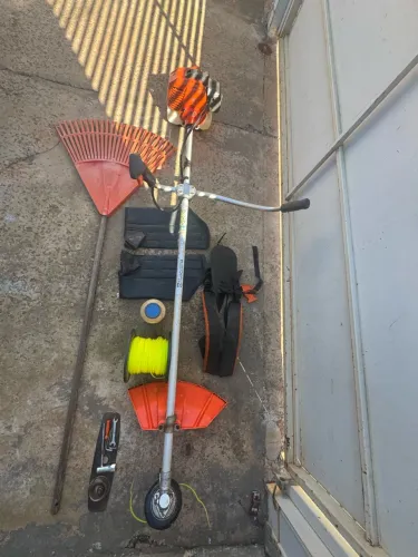 Roçadeira profissional Husqvarna 131r