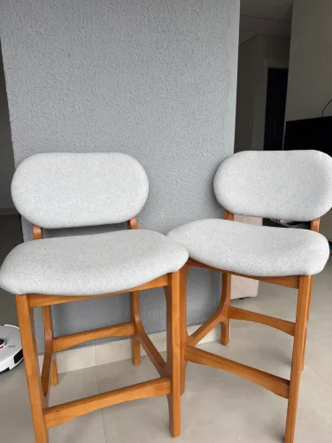 Banqueta baixa 65cm de altura linho cinza e madeira maciça 