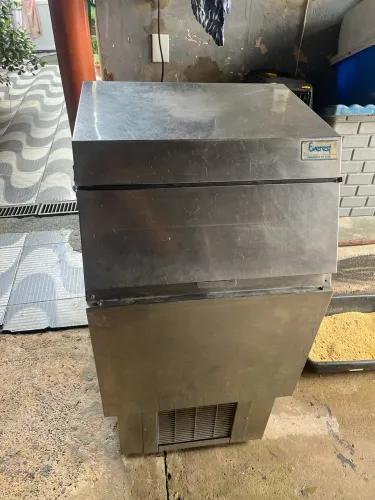Máquina de fabricar gelo cubo