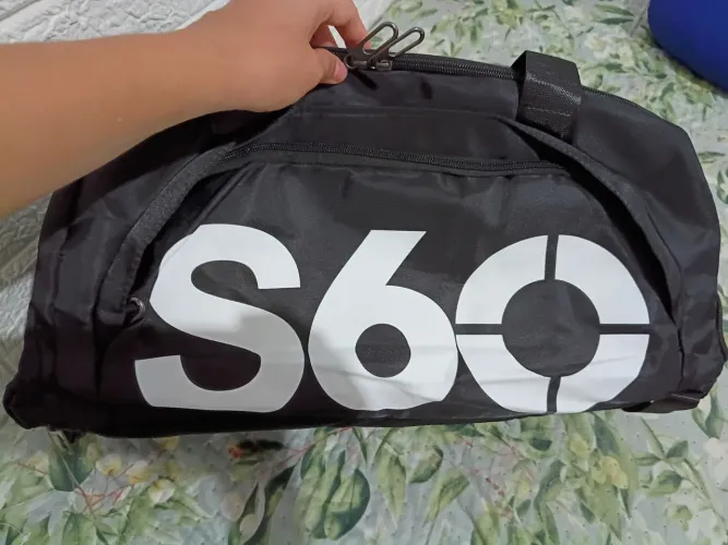 Vende-se bolsa preta transversal e impermeável