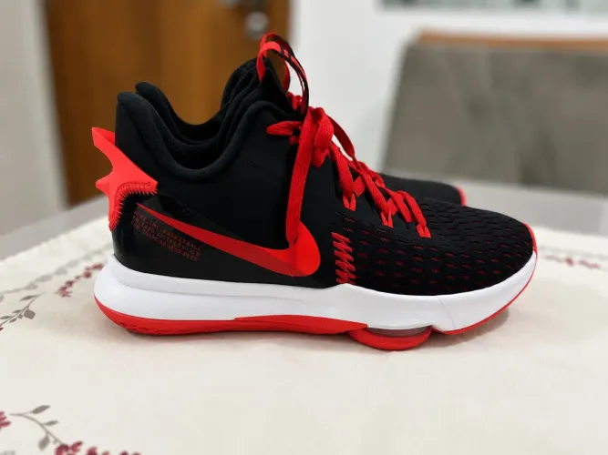 Nike LeBron Witness 5