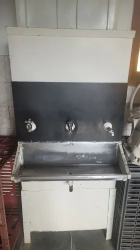 Vende-se Bebedouro de grande porte, com 50 litros de capacidade.