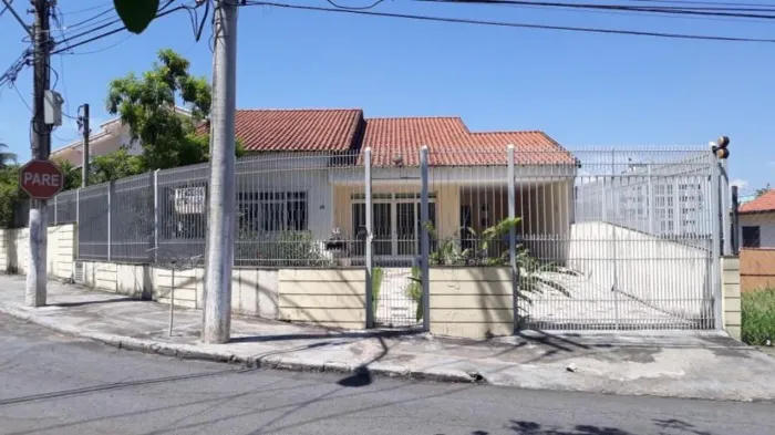 Casa linear com área de lazer e churrasqueira no Jardim Amália, em Volta Redonda/RJ